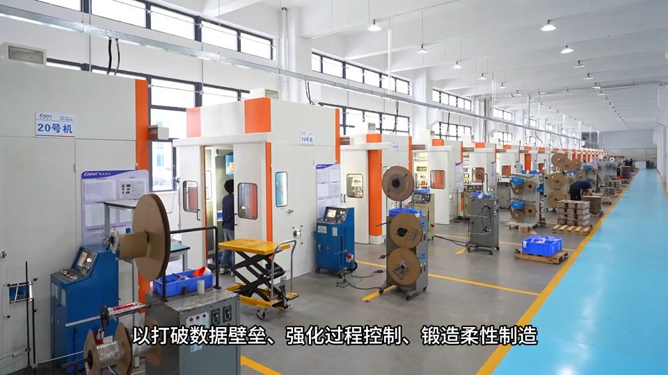 乾威冲压生产车间，连续排列的设备与卷料